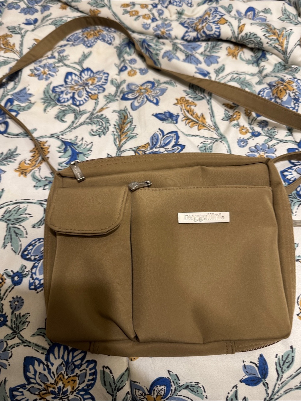 Baggallini tan crossbody messenger with front pockets
